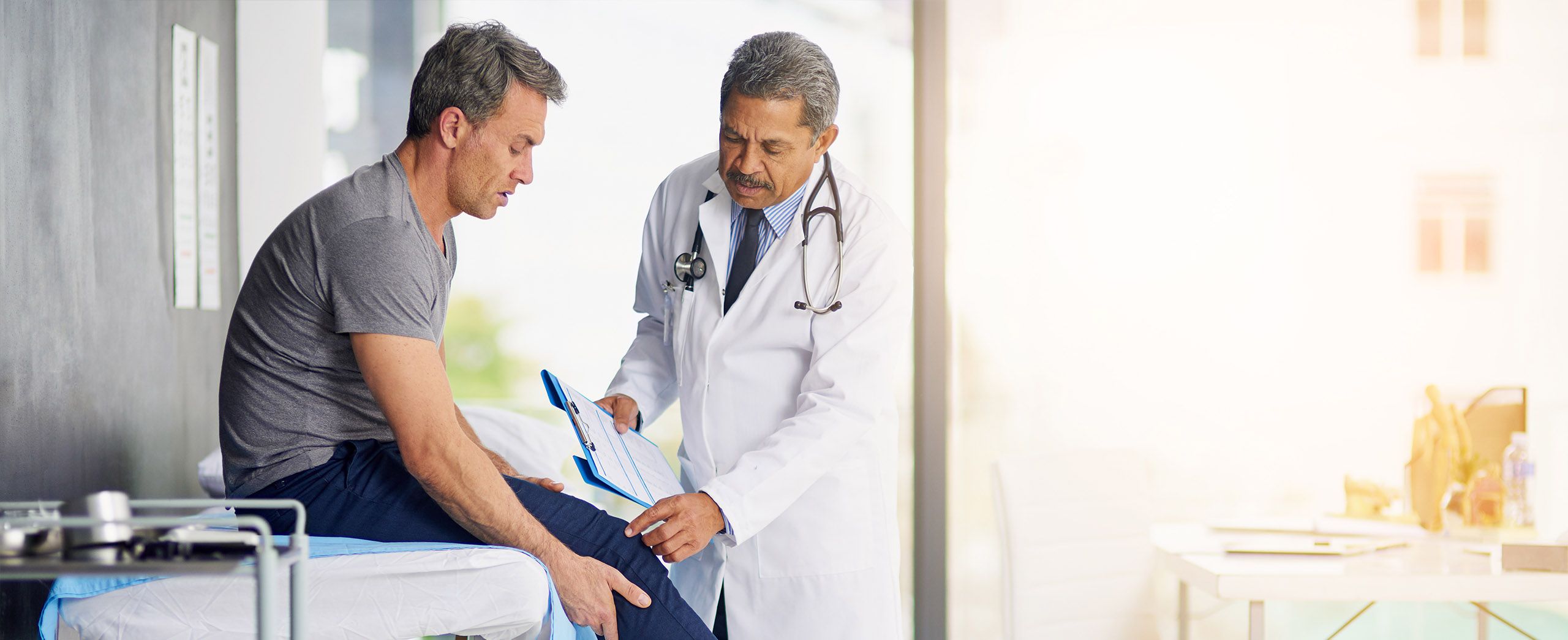 Knee pain consultation with doctor